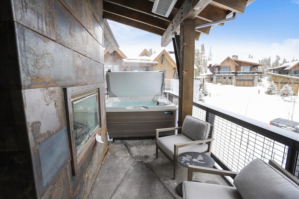 Falcon Haus 4 Bedroom Townhouse by RedAwning