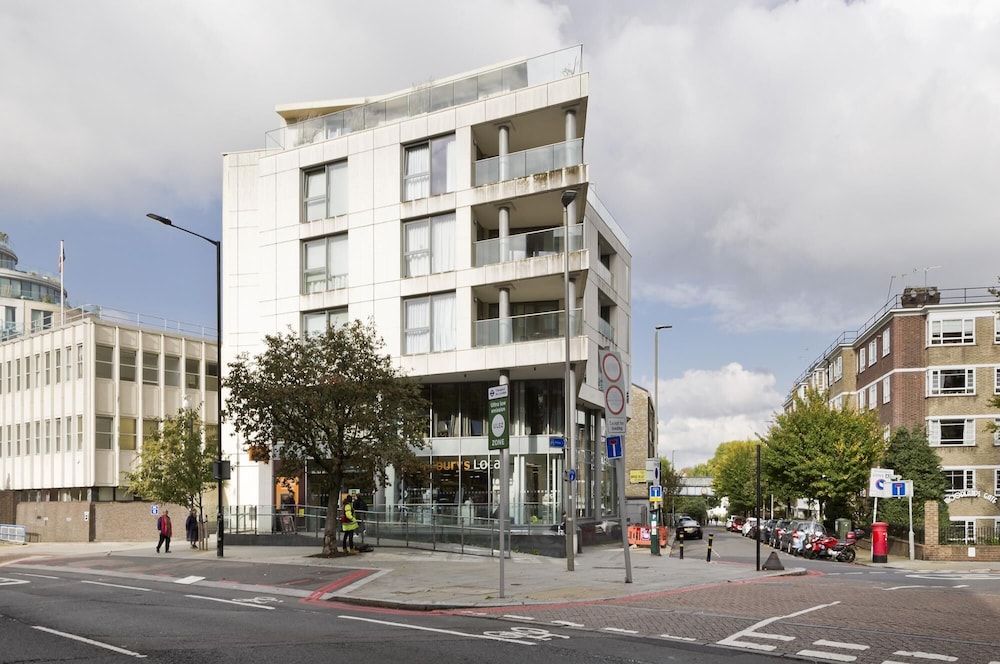 Superb Apartment With Terrace Near the River in Putney by Underthedoormat