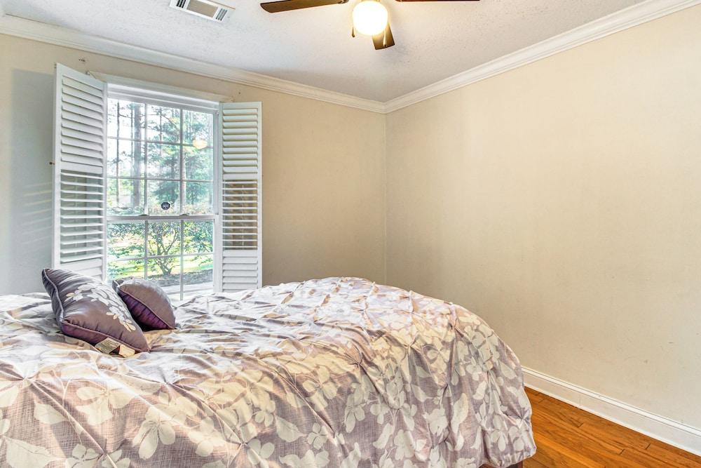 6 Mi to Dtwn Albany: Convenient Home w/ Patio