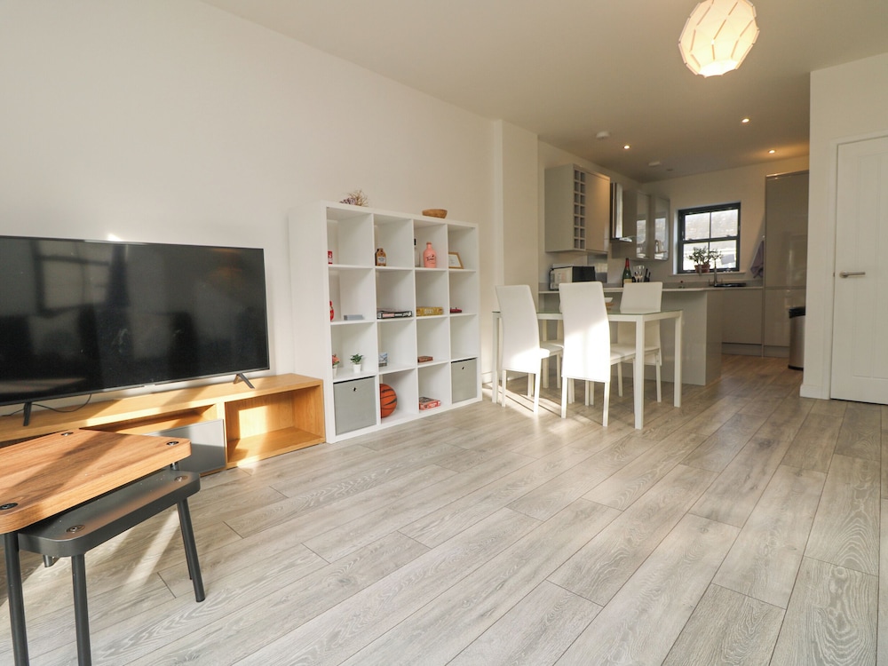 1 Queensway Gardens