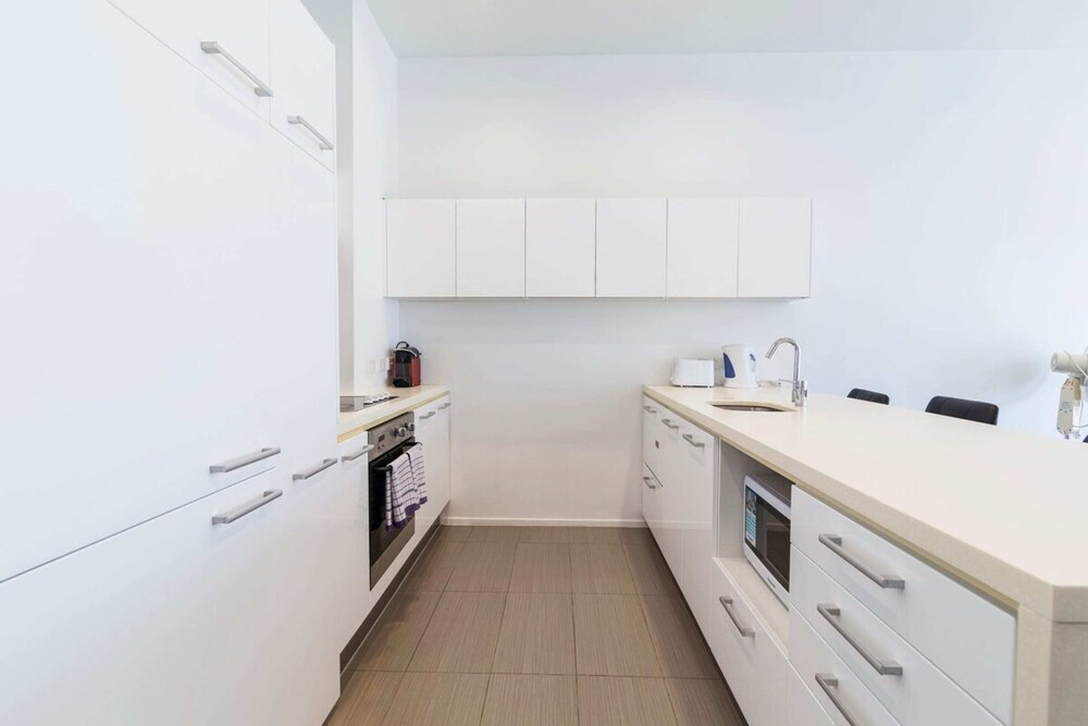 Modern 2 Bedroom Apartment in Auckland CBD With Parking view 4