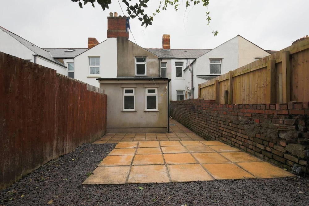 3-bed House in Cardiff With Sky TV & Twin Beds view 4