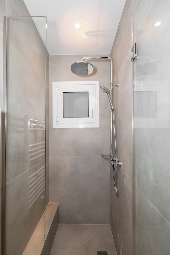 Spacious & Stylish Athens Apartment - Walk To Metro