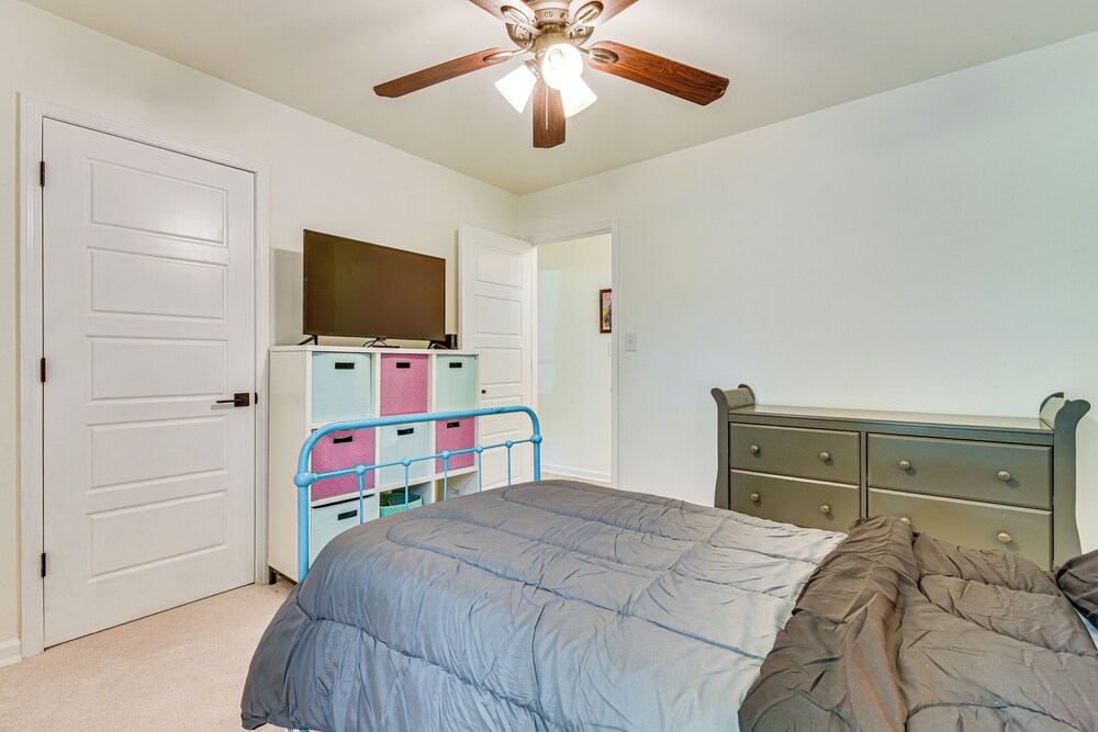 10 Mi to Uptown Charlotte: Family Home w/ Backyard