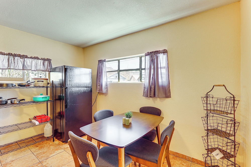 Fenced Yard & Mtn Views: Dog-friendly Superior Gem