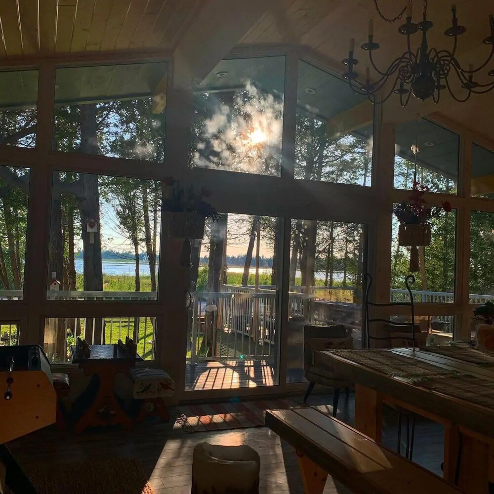 Bright Spacious Chalet on Lake Huron - Private