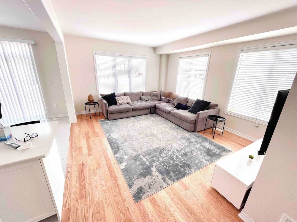 Brand New 5 Bedroom Home in West Niagara