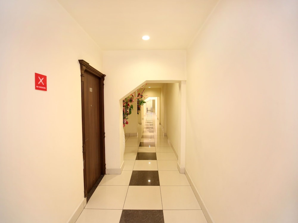 OYO 12989 White Diamond Hotel