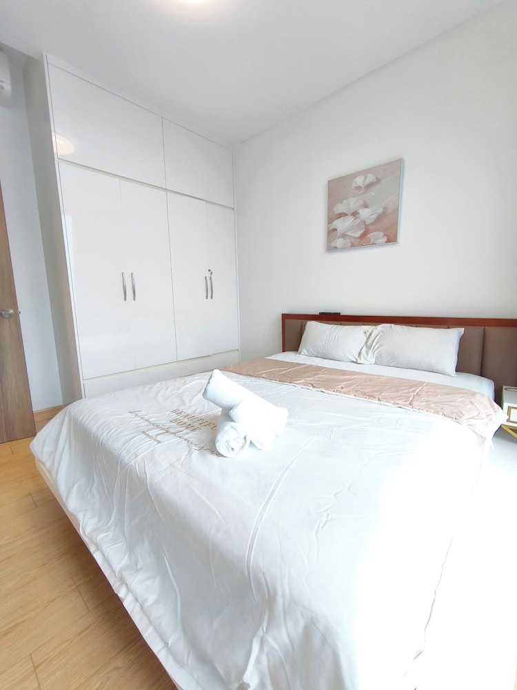 Skyway White & Silver Riverside Resident - Binh Thanh, HCM
