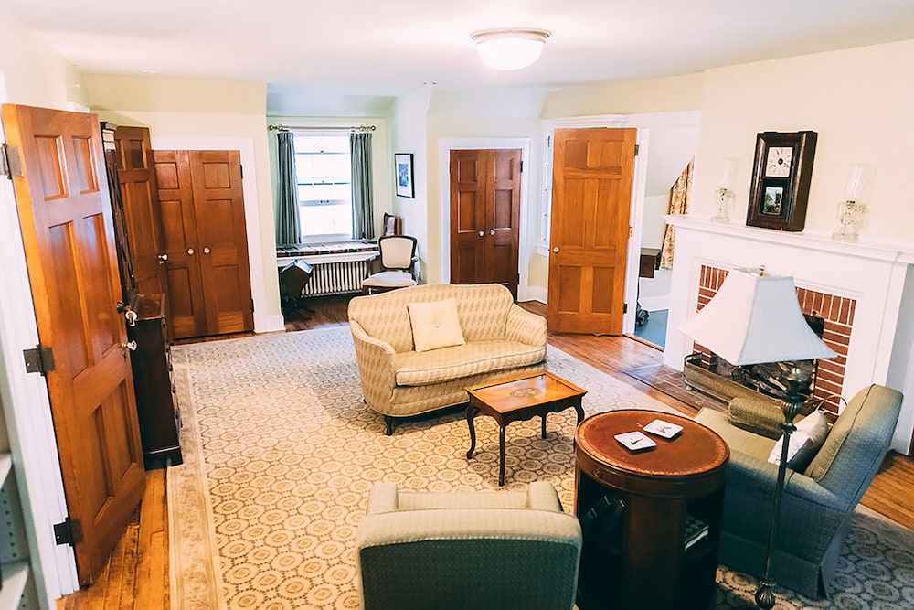 Four Mounds Inn