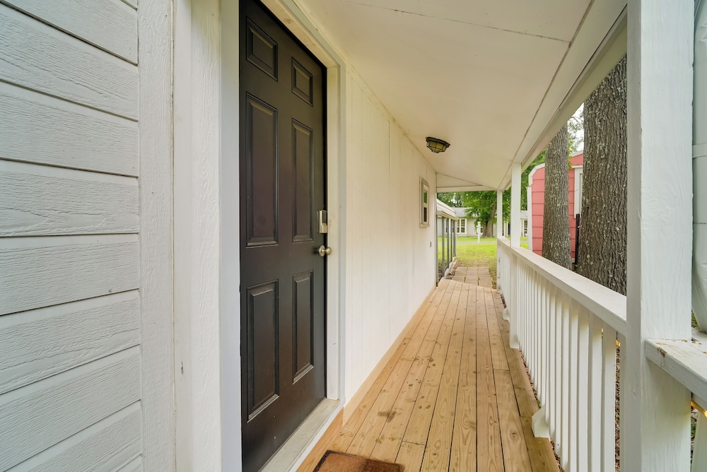 'lakeside Haven' w/ Deck & Views in Jefferson!
