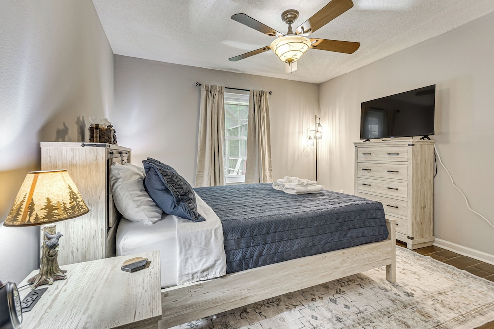 1 Mi to Zoo: 'rustic Bungalow' Gem in Gulf Breeze!