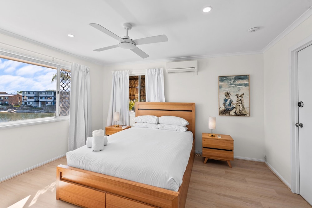 Family-friendly Flat With Balcony Views