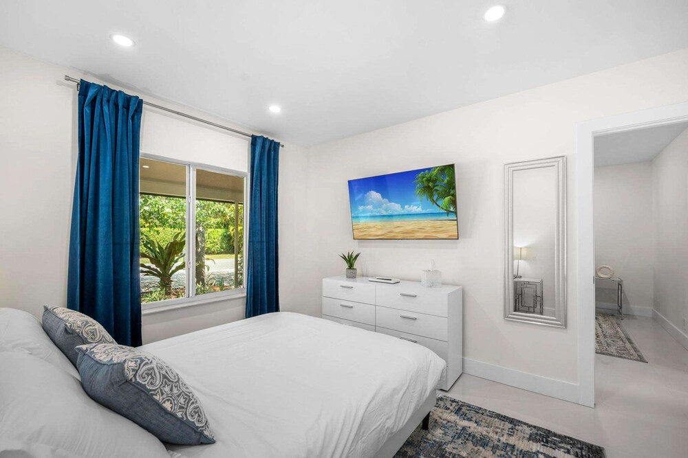Uhost AI 4-unit Gem Mins to Las Olas Beach