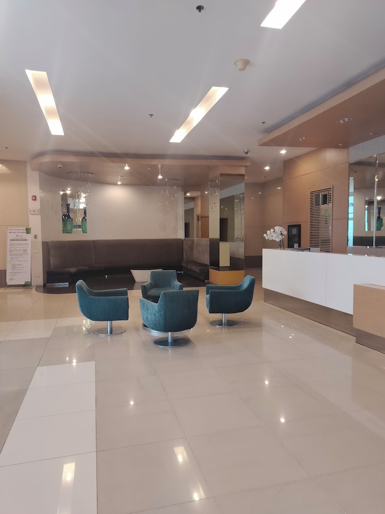 Luxurious Condo in Quezon City With Private Pool and City Views