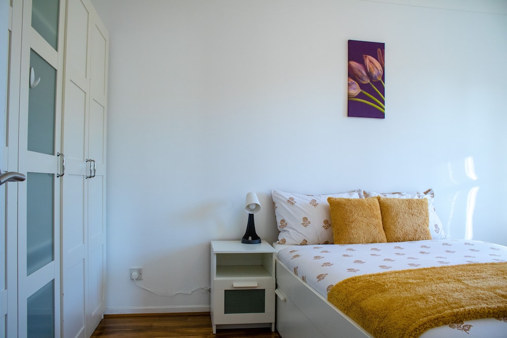 Charming 2-bed Fully Furnished Apartment in London view 2