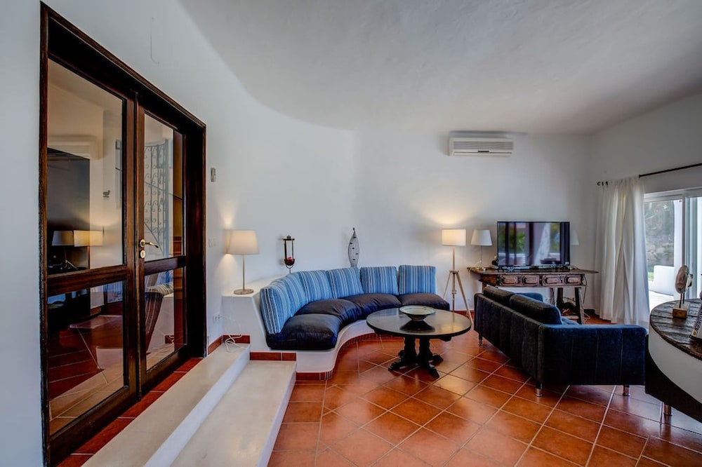 Casa Ninho Spacious 5 Bedroom Villa in an Enviab