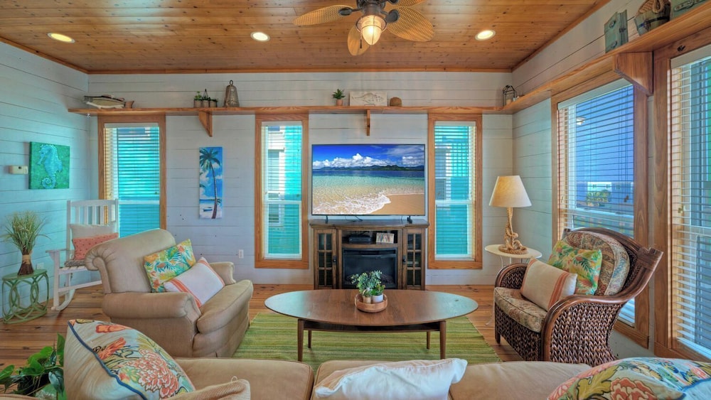 Walk to the Beach Ocean Views, Balcony Dining & Open Living Beachview 54 by Avantstay