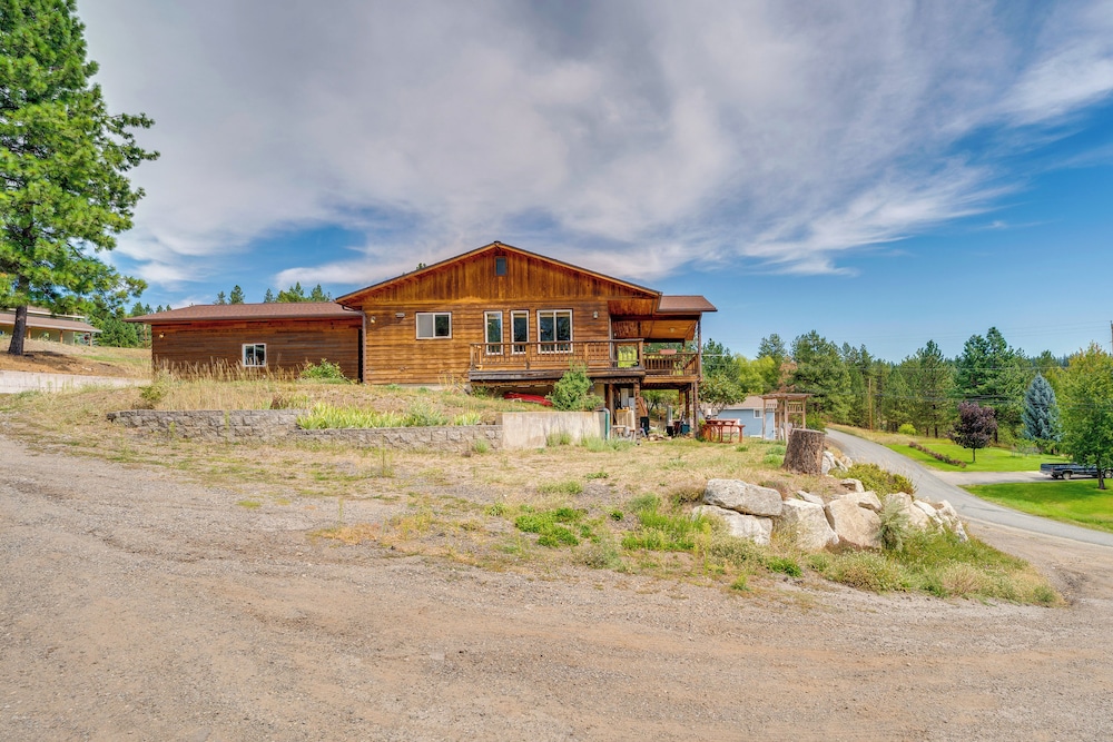 Mtn-view Getaway w/ Spacious Deck in Republic!
