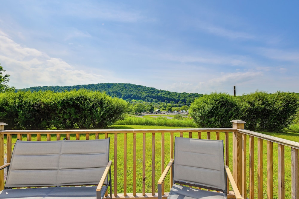4 Mi to Dtwn Granville: Family Home w/ Deck!