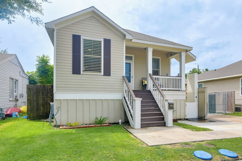 1/2 Mi to Galveston Beach Seawall: Retreat w/ Pool