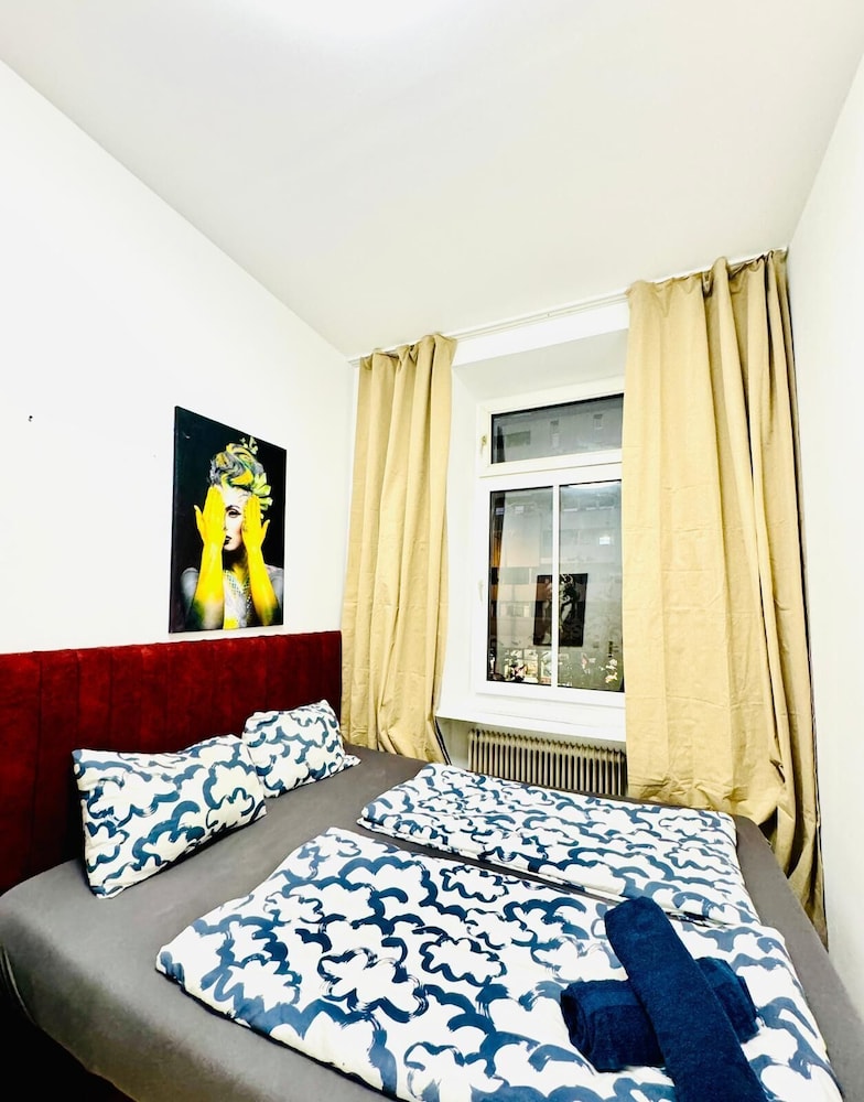 4BR Apartment for 8 Near FAC Platz