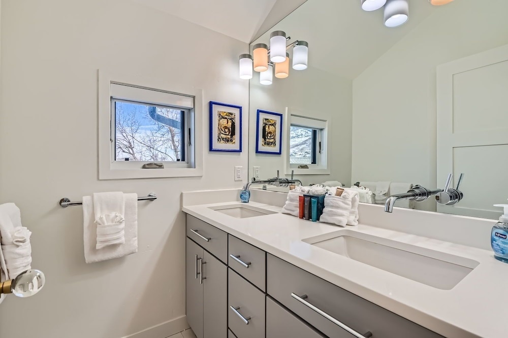 1102 Park Avenue Dream 4 Bedroom Home