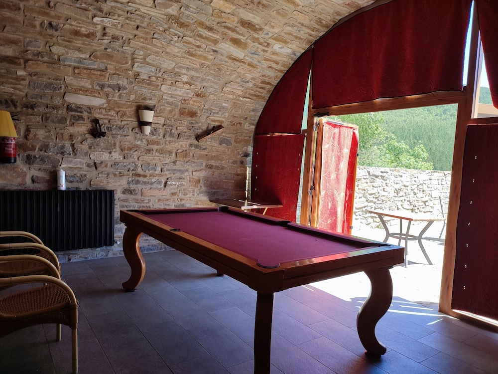 Casas Pirineo Aínsa: Historic Palace & Garden