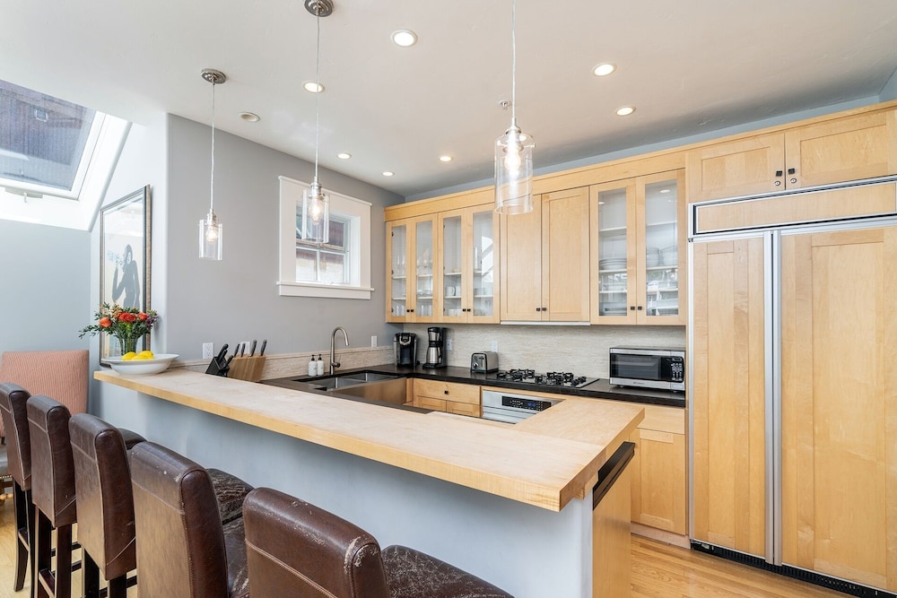 East Side Hideaway 3 Bedroom Condo by RedAwning view 3