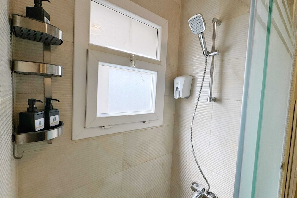 Calm & Classy 2BR - 5 min to Airport