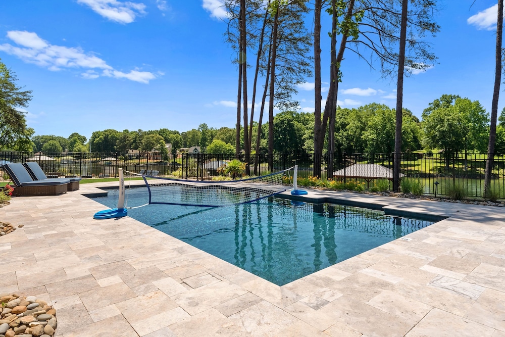 Blue Heron by Avantstay Lakefront Dock Pool Theater Sleeps 22