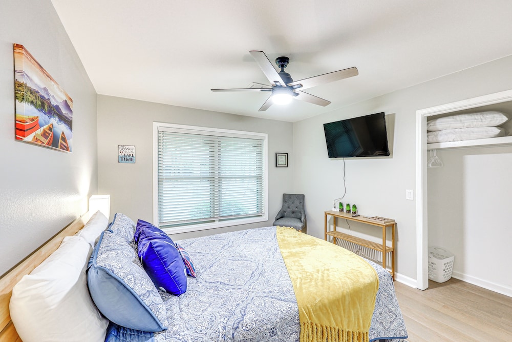 Walk to Lake Desoto: Hot Springs Village Retreat!