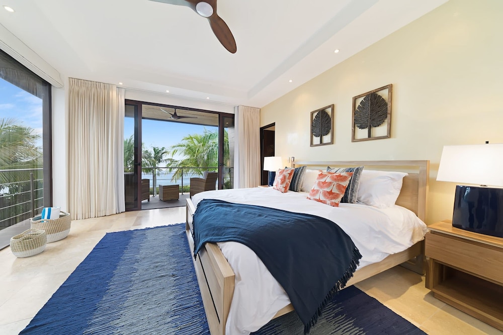 Beachfront Villa - Sunsets and Daily Maid Service