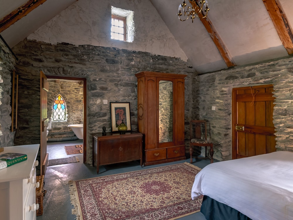 Traditional Style Thatched Cottage With Modern Amenities