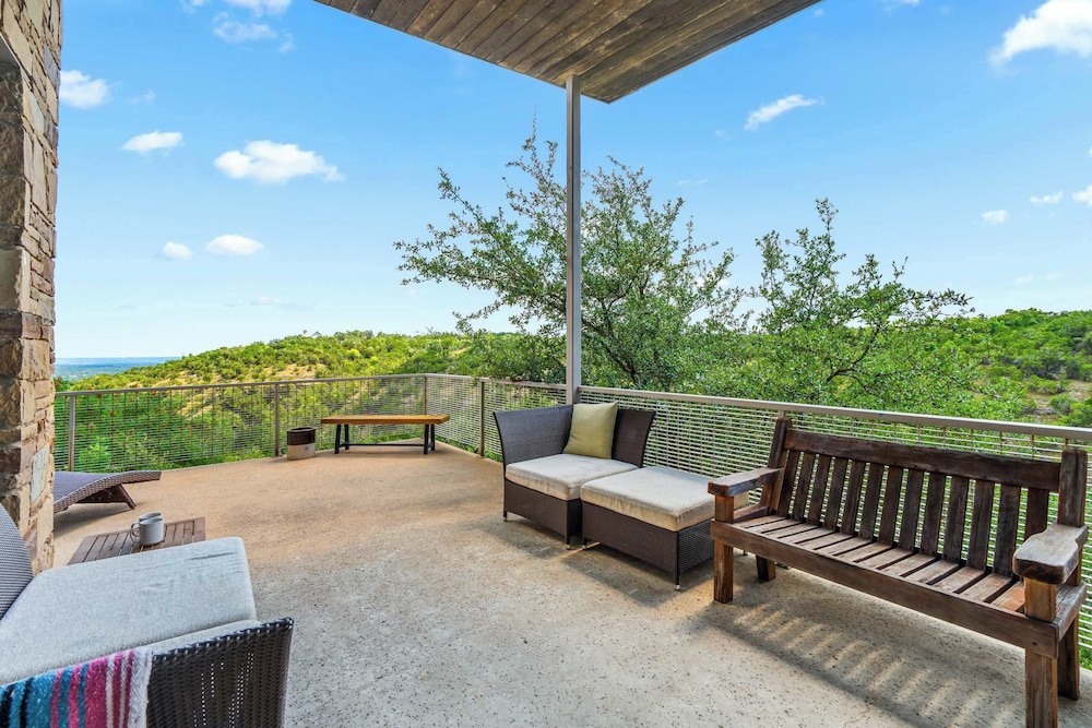 Luxury 4BR Hilltop Retreat Hot Tub & Scenic Views