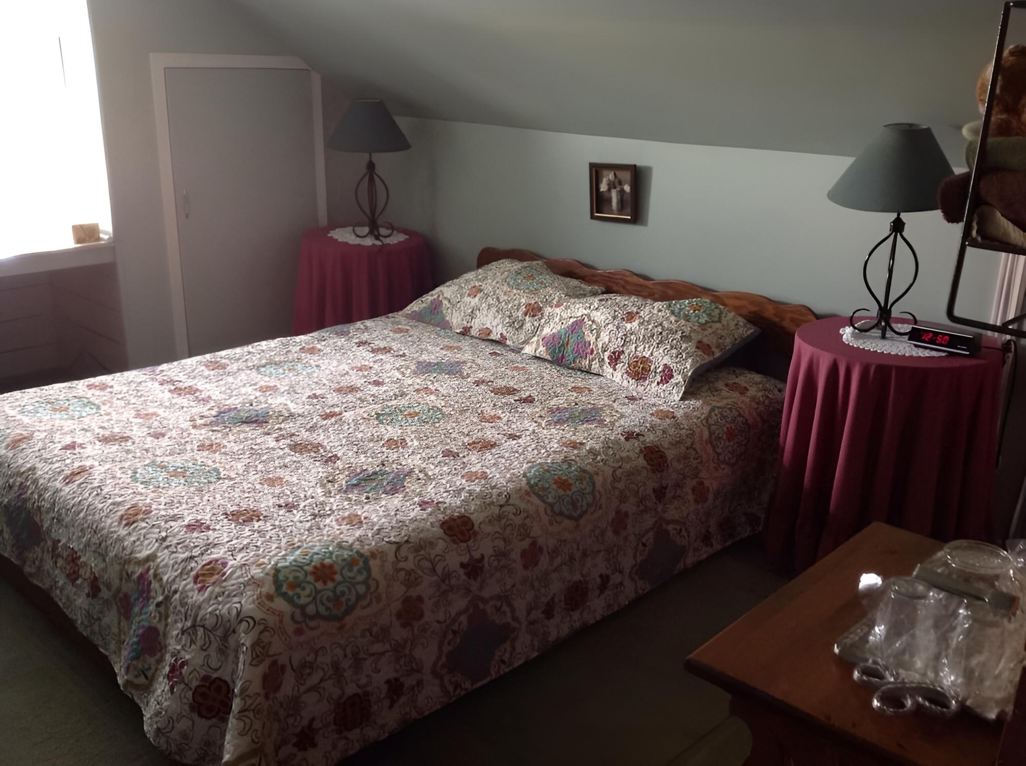Maple Tourist Home Bed & Breakfast