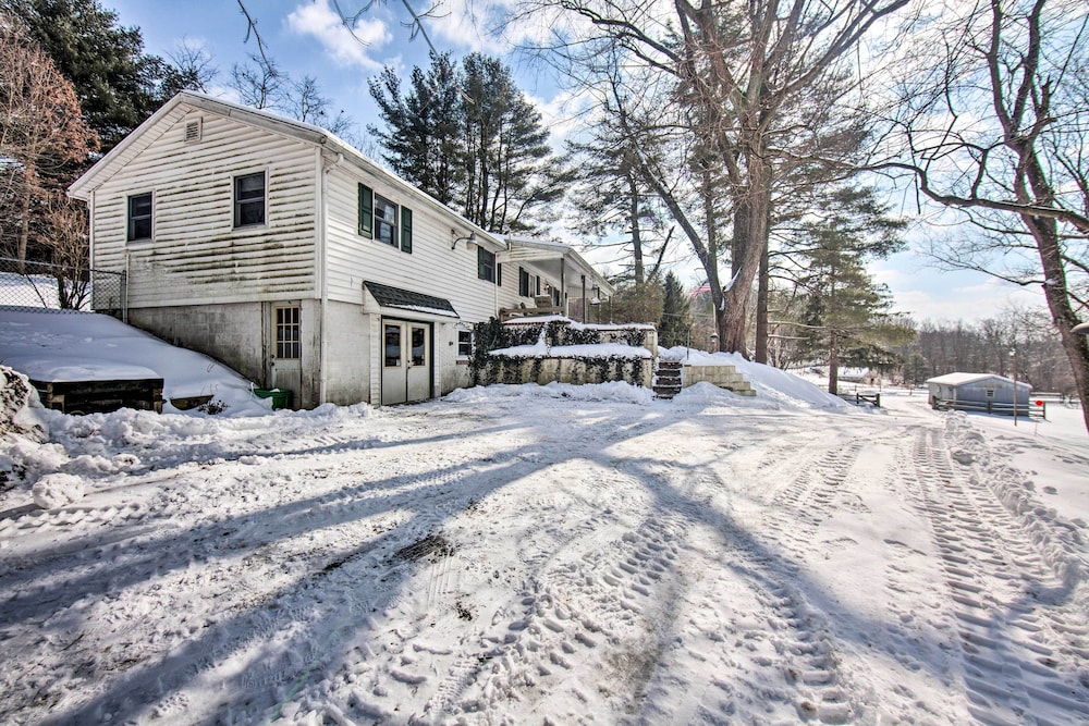 Idyllic Manor Farm Cottage: 3 Mi to Chambers Lake!