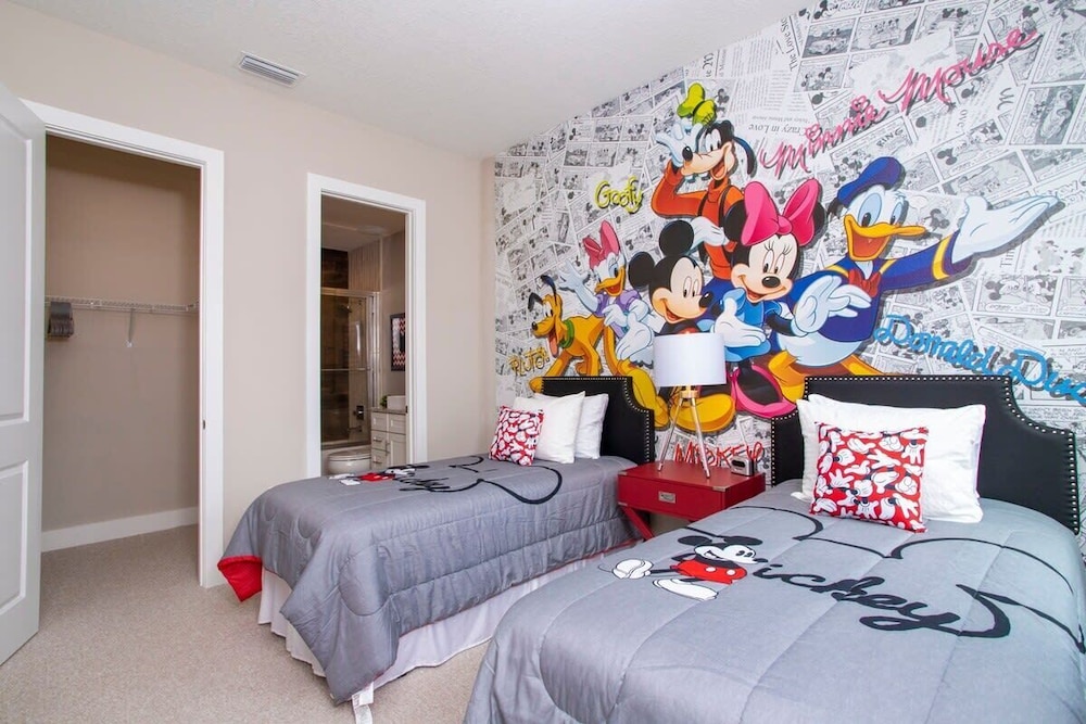 Gorgeous 4 Bedroom Family Friendly Close to Disney 7573 view 4