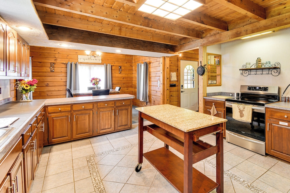 Private Hannibal Cabin With Sauna & Hot Tub!