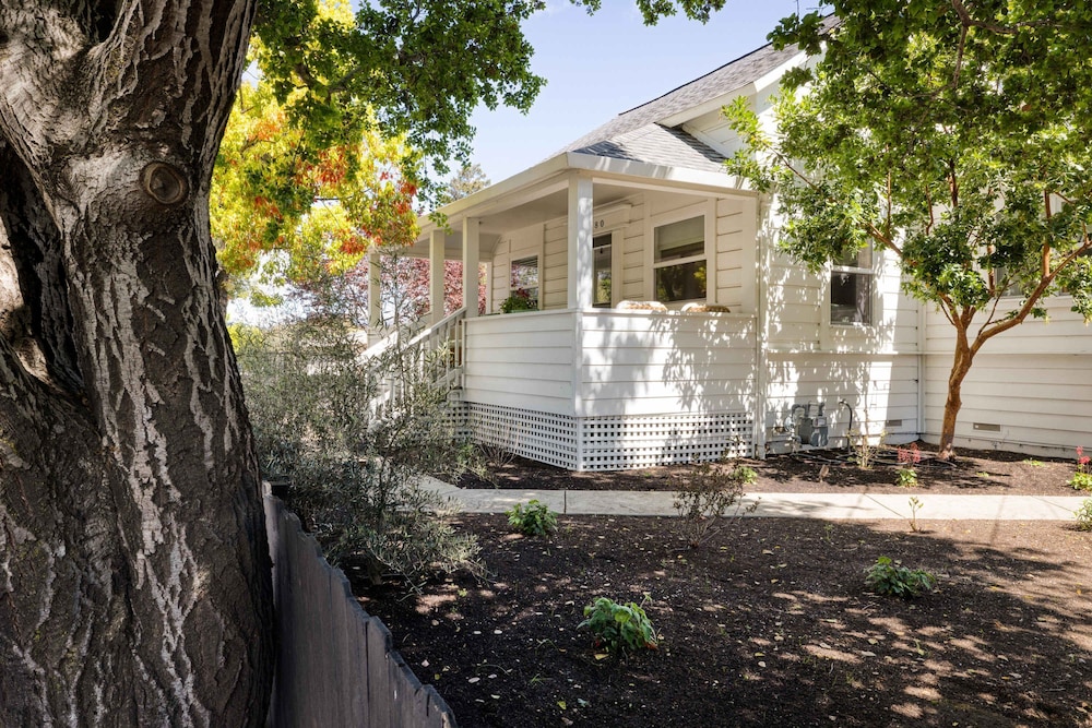 Stylish Central Napa Home With Serene Private Yard