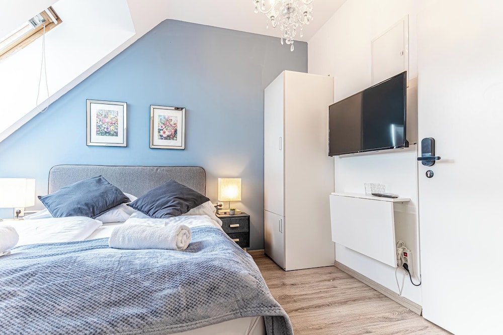 Stunning 12BR Floor For 24 People