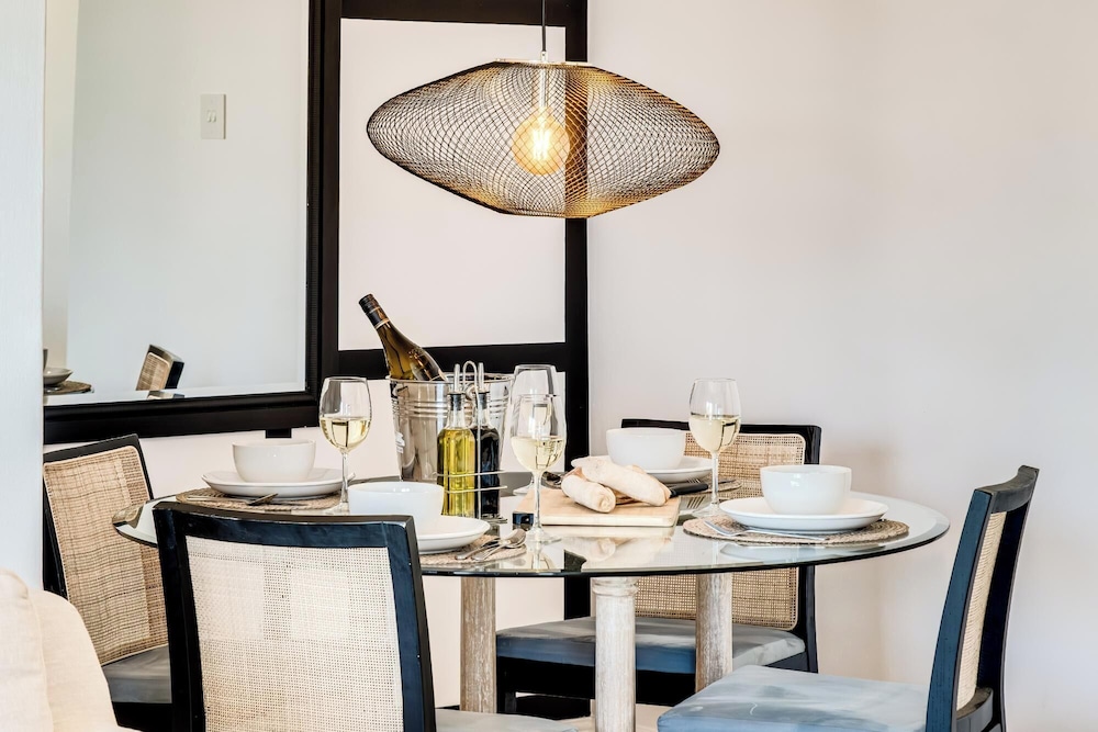 Chic 2bed in Camps Bay w Sea Views Bayview Rise