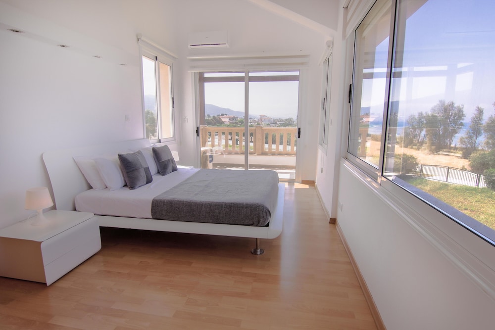 Phaedrus Living: Beachfront Villa Thalassa
