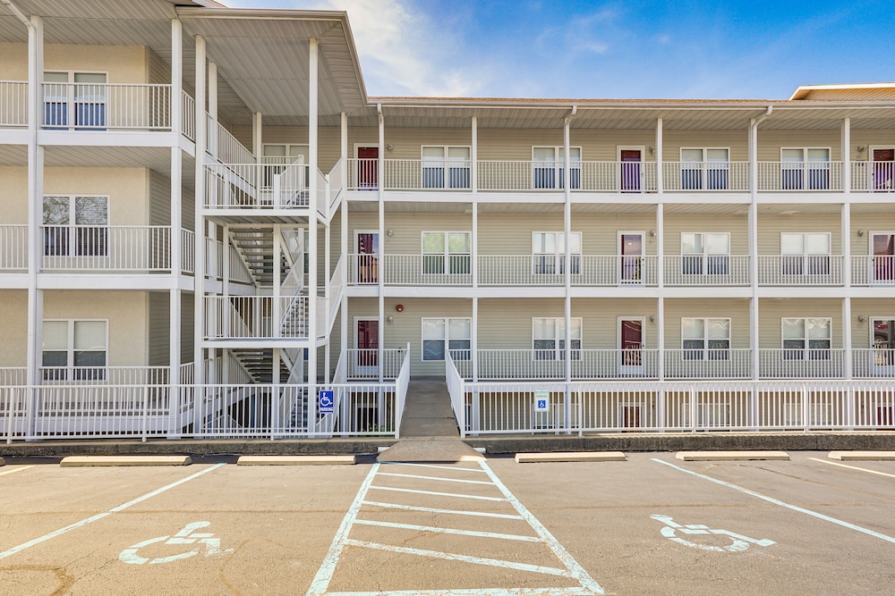 Dine Al Fresco on Balcony: Osage Beach Condo! view 4