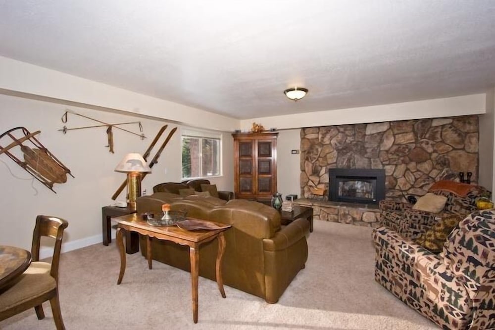 2853 Springwood Dr.