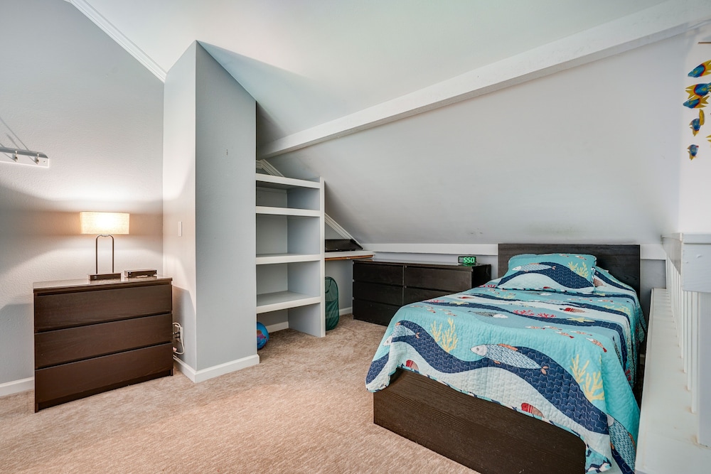 Kaunakakai Vacation Rental w/ Pool Access & A/c!