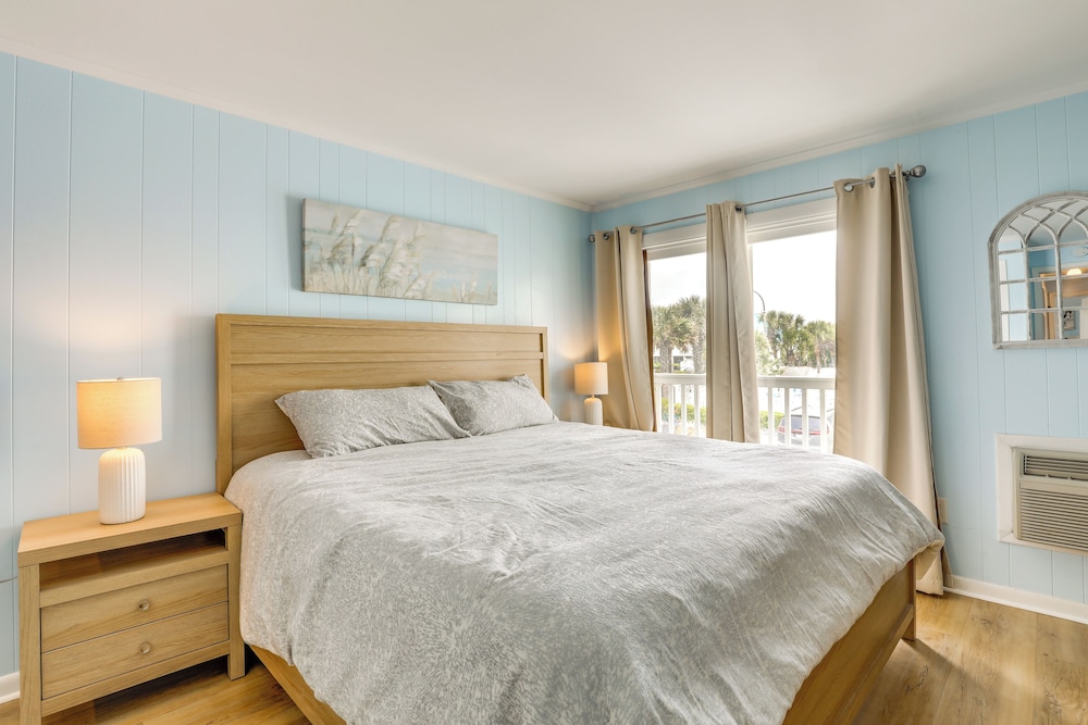 1 Mi to Barefoot Landing: Condo w/ Pool Access!