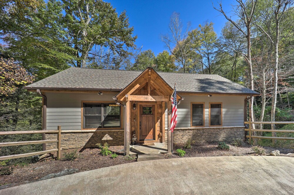 Treetop Cabin w/ Hot Tub, Near Appalachian Ski