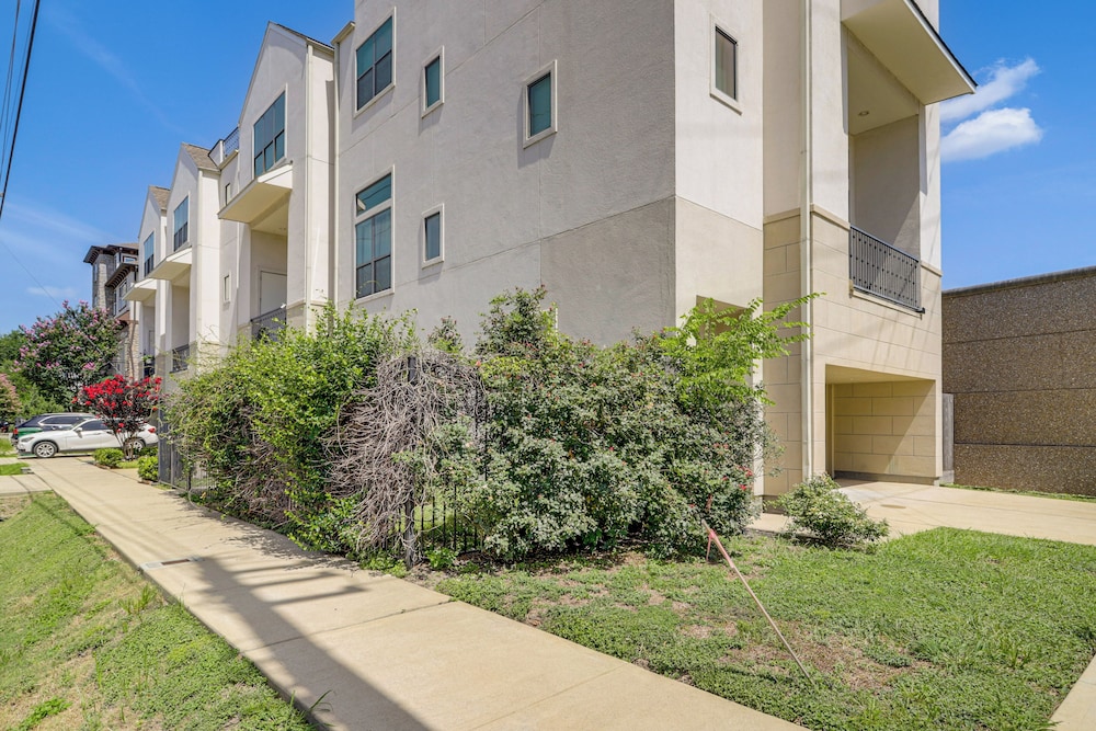 Houston Home w/ Rooftop Patio - 3 Mi to Downtown!