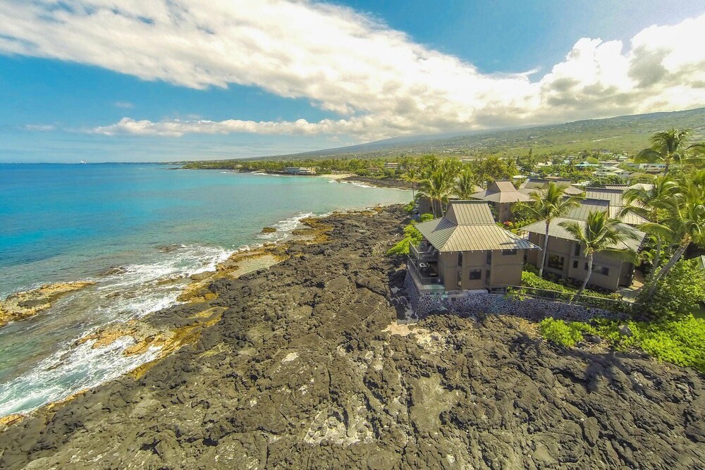 Air-conditioned Ocean Front Hawaii Townhome! - Sleeps 6 - Vrkcv